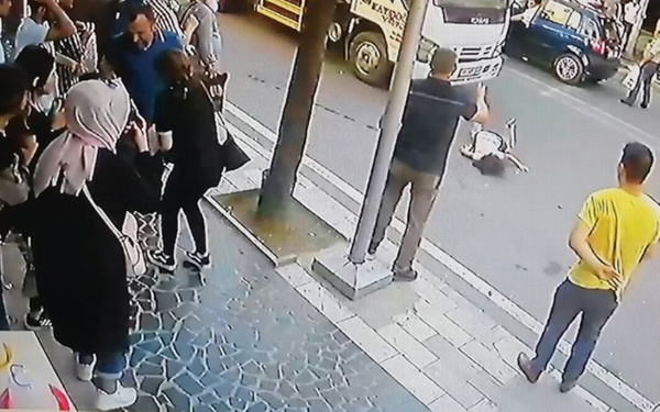Düzce'de annesinin elini bırakan küçük kıza vinç çarptı - Sayfa 1