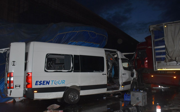 Kırıkkale'de korkunç zincirleme kaza: 2 ölü 17 yaralı - Sayfa 1