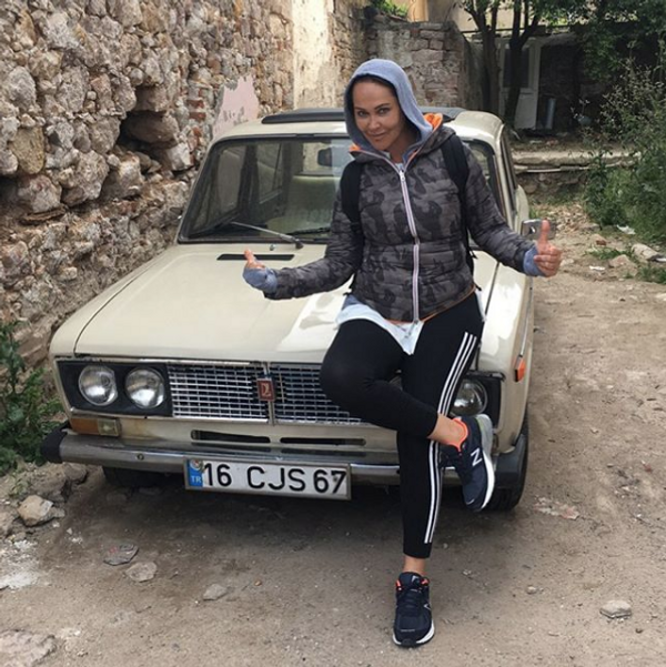 Kırmızı kombinezondan sonra bornozlu mini klip! Hülya Avşar sosyal medyayı salladı - Sayfa 3