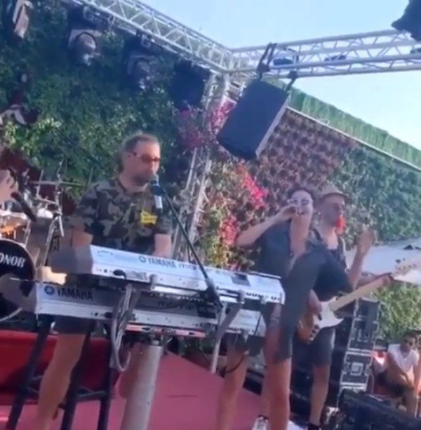 Defne Samyeli ve Cem Yılmaz Bodrum'a demir attı! Sahnede beraber şarkı söylediler - Sayfa 2