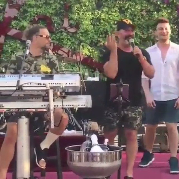 Defne Samyeli ve Cem Yılmaz Bodrum'a demir attı! Sahnede beraber şarkı söylediler - Sayfa 3