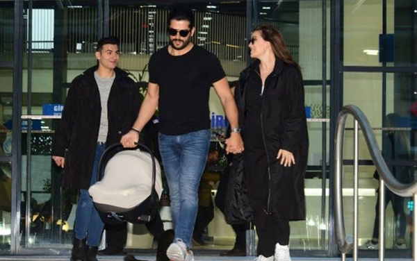 Burak Özçivit hastane katı kapattırmıştı! Tatil için Fahriye ve Burak çifti 'yok artık' dedirtti - Sayfa 1