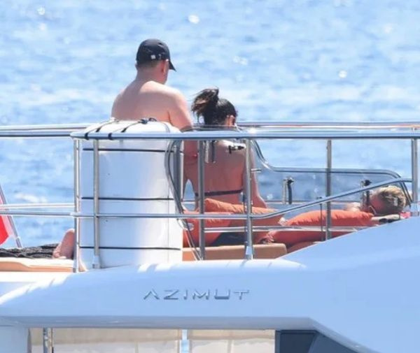 Defne Samyeli ve Cem Yılmaz Bodrum'a demir attı! Sahnede beraber şarkı söylediler - Sayfa 4