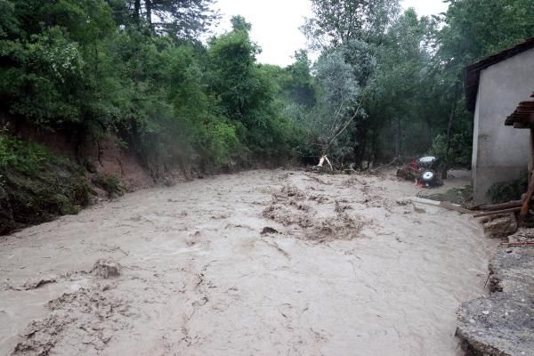 Bolu'da D-100'ün Ankara yönü selden dolayı trafiğe kapandı - Sayfa 12