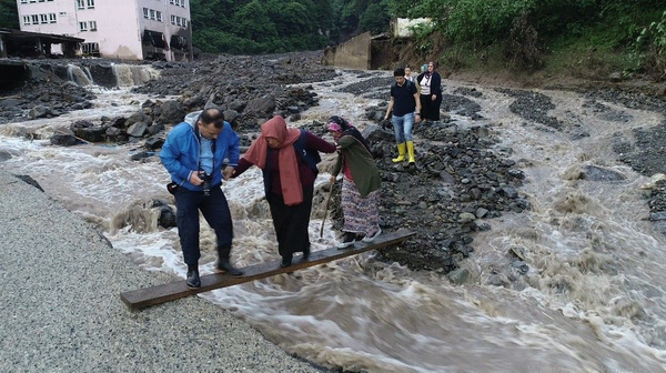 Trabzon'daki sel felaketinde acı haberler peş peşe geldi! 3 kişi öldü 7 kişi kayboldu - Sayfa 2