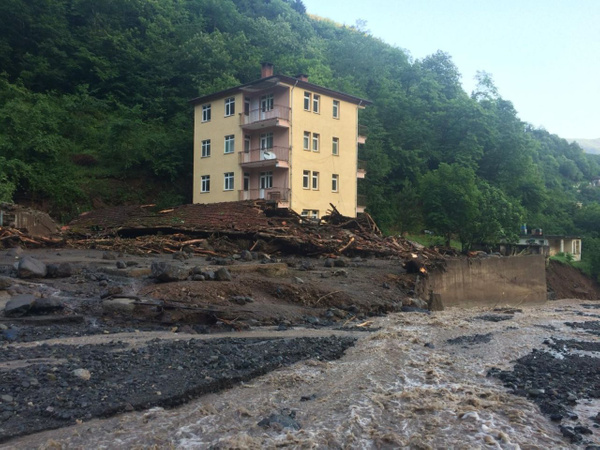 Trabzon'daki sel felaketinde acı haberler peş peşe geldi! 3 kişi öldü 7 kişi kayboldu - Sayfa 4