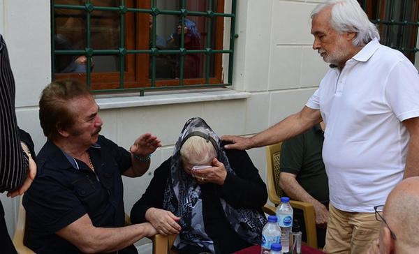 Neşe Karaböcek'i yıkan ölüm cenazede Orhan Gencebay ve Müjdat Gezen teselli etti - Sayfa 1