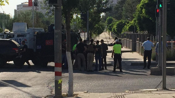Siirt Valiliğinin önüne bırakılan bidon paniğe neden oldu - Sayfa 1