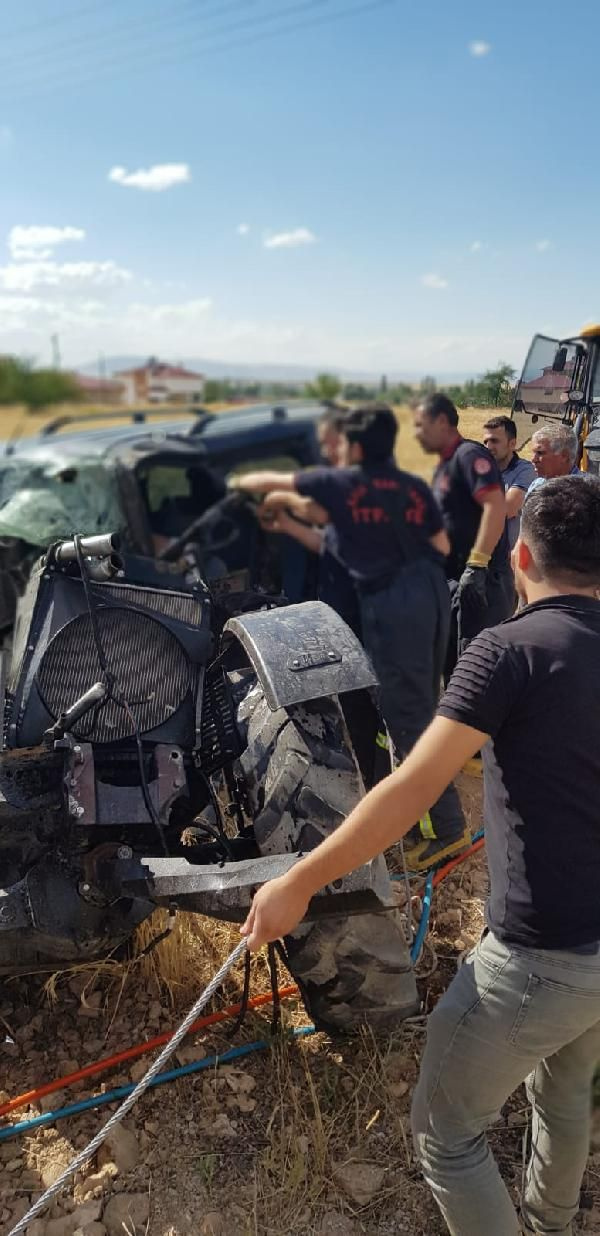 Hafif ticari araç traktörle çarpıştı: 2 ölü, 1 yaralı - Sayfa 1
