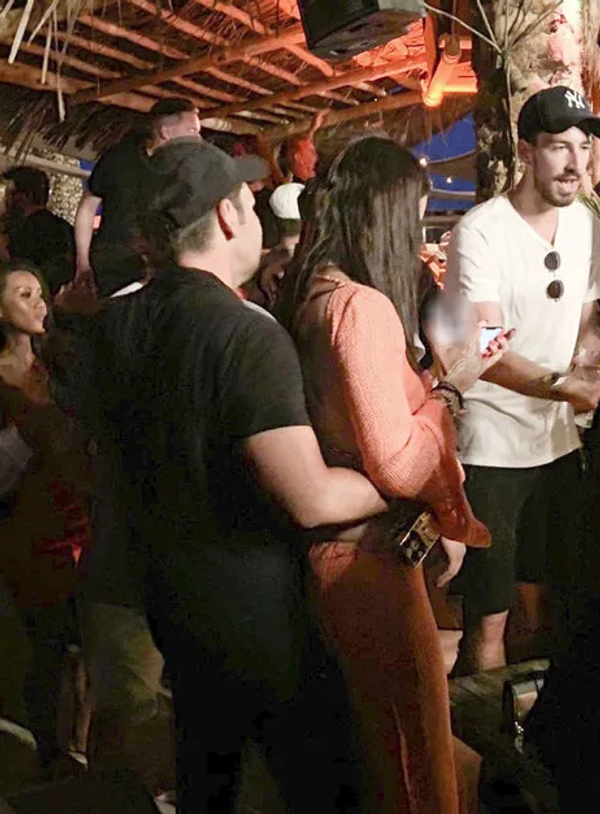Adriana Lima'yla Emir Uyar partide sarmaş dolaş eğlendi - Sayfa 3