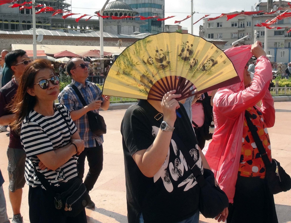 İstanbul 40 derece sıcaklığı gördü! Turistler Taksim Meydanı'nda bakın nasıl önlem aldı - Sayfa 1