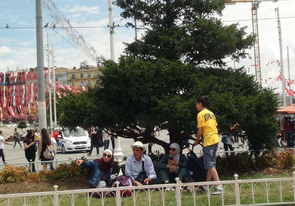 İstanbul 40 derece sıcaklığı gördü! Turistler Taksim Meydanı'nda bakın nasıl önlem aldı - Sayfa 3