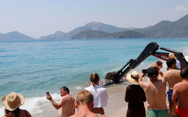 Muğla Fethiye'de ölü balina kıyıya vurdu - Sayfa 1