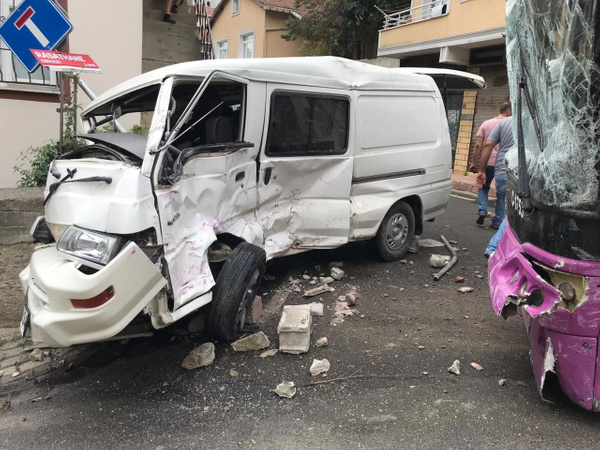 İstanbul'da kontrolden çıkan halk otobüsü dehşet saçtı - Sayfa 1