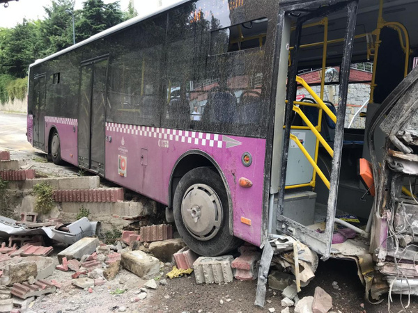 İstanbul'da kontrolden çıkan halk otobüsü dehşet saçtı - Sayfa 2