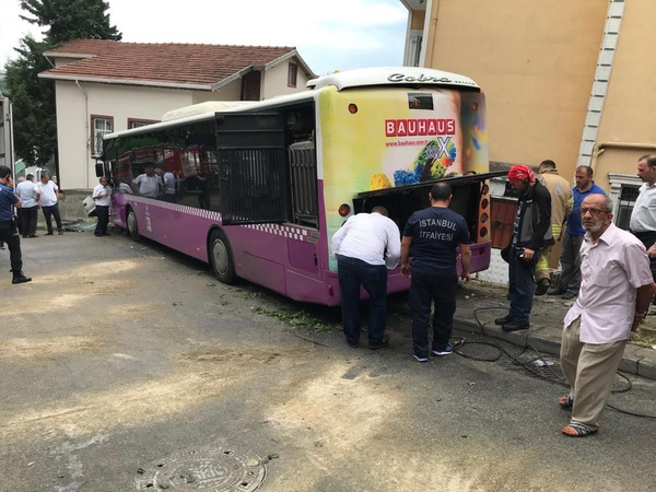 İstanbul'da kontrolden çıkan halk otobüsü dehşet saçtı - Sayfa 3