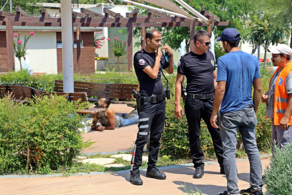 Antalya'da görenler hayrete düştü! Bankta güneşlenir gibi uzanıyordu - Sayfa 2