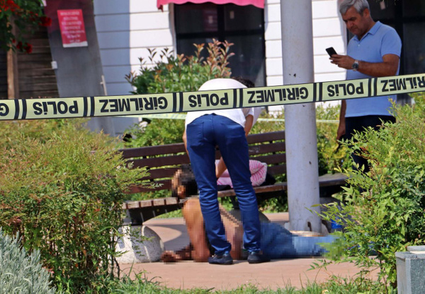 Antalya'da görenler hayrete düştü! Bankta güneşlenir gibi uzanıyordu - Sayfa 4