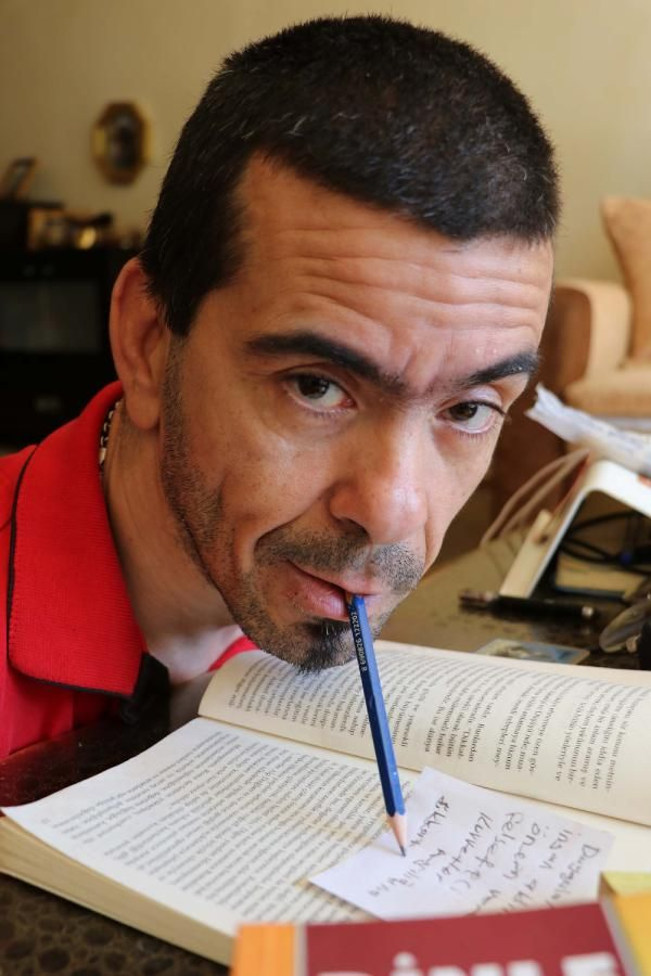 Ağzı ile tuttuğu kalemle üç üniversite bitirdi üç kitap yazdı - Sayfa 1