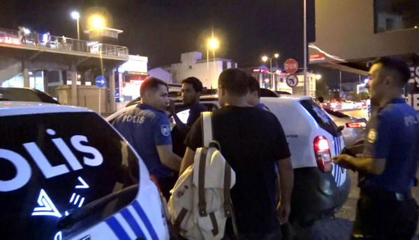 Metrobüste şoke eden olay! Genç kız yapma diye uyardı - Sayfa 1