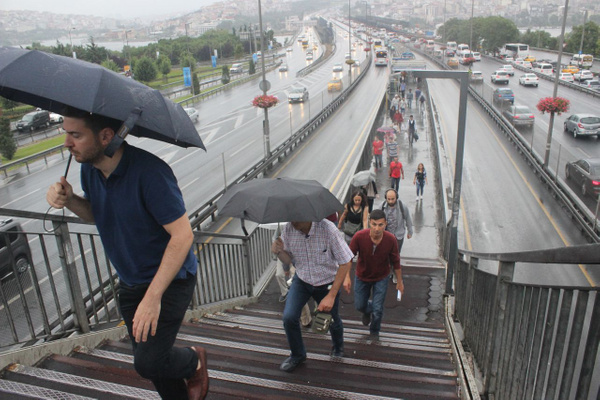 İstanbullular güne yağışla başladı - Sayfa 2