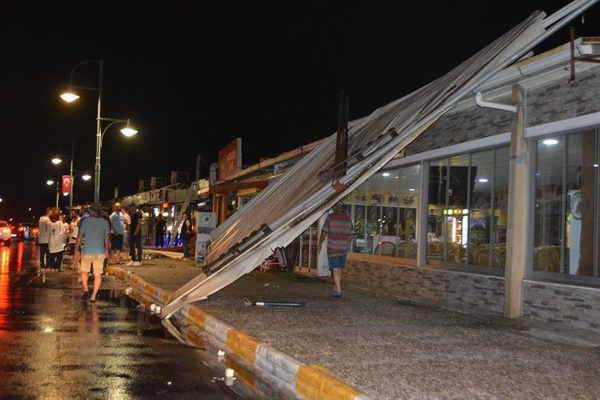 Balıkesir'de şehrin göbeğinde şiddetli hortum paniğe neden oldu - Sayfa 1