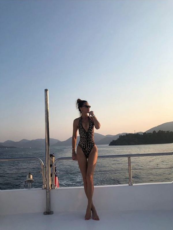 Bikinili fotoğraflarını paylaşan Ebru Şallı sosyal medyanın diline düştü! Photoshopu fazla kaçırdı - Sayfa 2