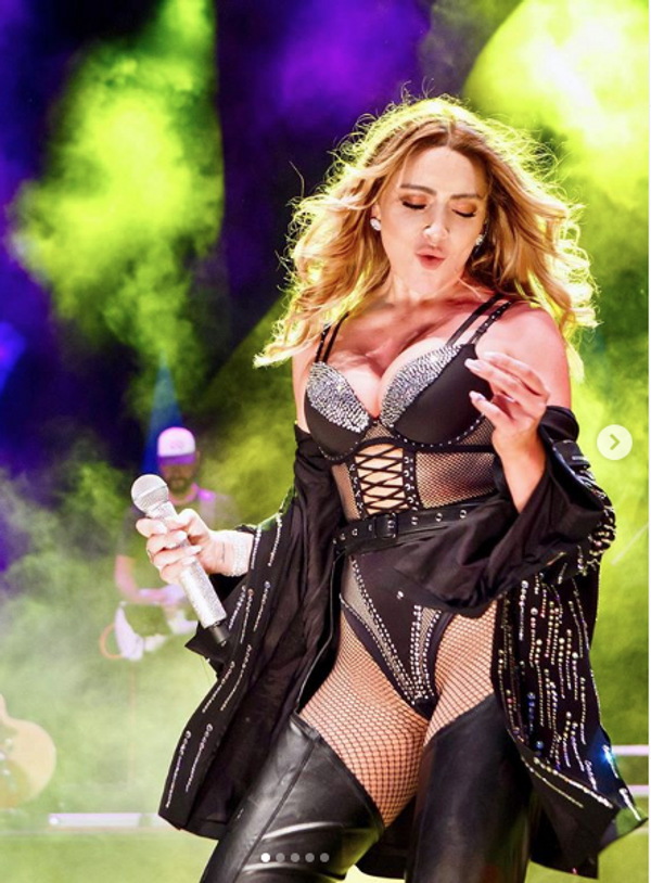 Hadise'den iç çamaşırına benzer kıyafetiyle dans şovu! Efsane dans performansı - Sayfa 1