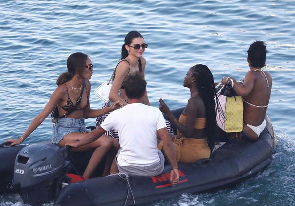 Kendall Jenner Mikonos'ta arkadaşlarıyla tatilde! Jenner'ın Mikonos stili ise efsane - Sayfa 1