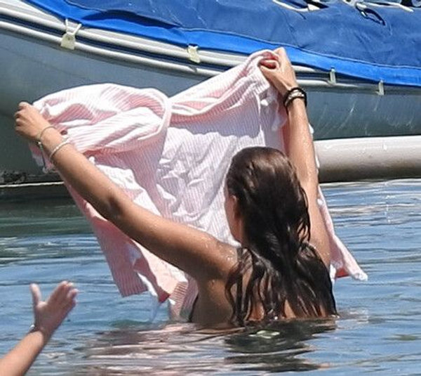 Deniz keyfi yapan Seda Bakan'ı kayınvalidesi uyardı! Havluyla önlem aldı - Sayfa 4