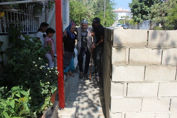 Hatay'da sokağa duvar ördü! 'Tapulu malım' dedi - Sayfa 1
