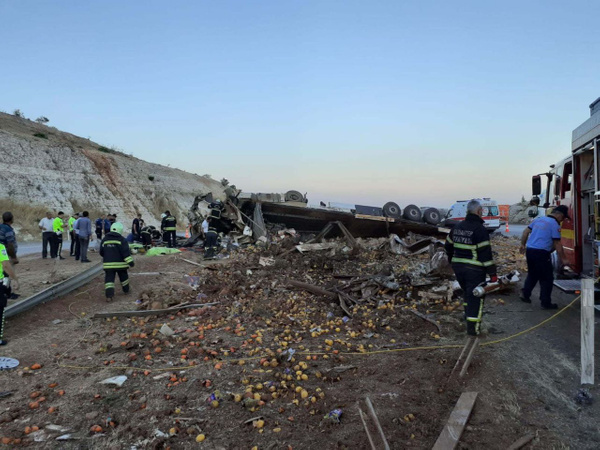 Gaziantep'te sebze yüklü TIR otobanı savaş alanına çevirdi 3 ölü - Sayfa 1