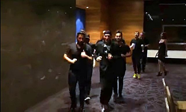 Havalimanında uçağı rötar yaptığını öğrenen şarkıcı Altay bakın ne yaptı - Sayfa 1