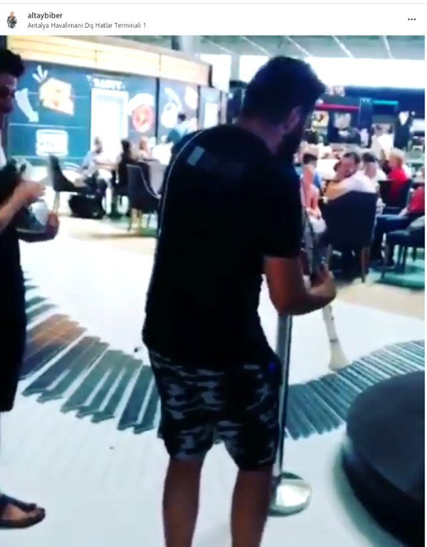 Havalimanında uçağı rötar yaptığını öğrenen şarkıcı Altay bakın ne yaptı - Sayfa 2