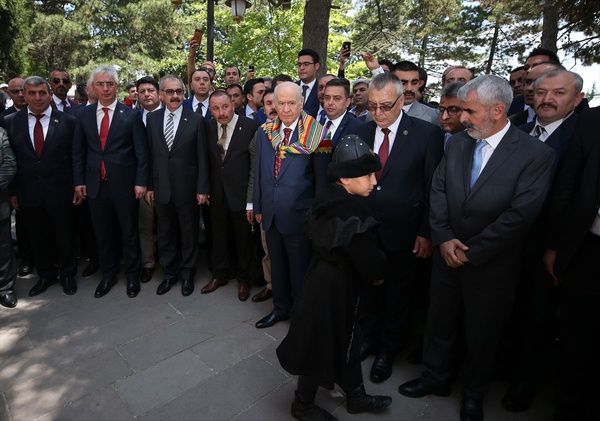 Bahçeli Ertuğrul Gazi Türbesi'ni ziyaret etti "Saygı Nöbeti" değişimini izledi - Sayfa 1