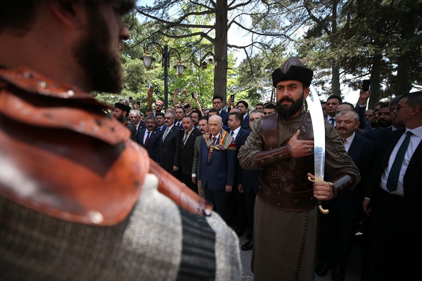 Bahçeli Ertuğrul Gazi Türbesi'ni ziyaret etti "Saygı Nöbeti" değişimini izledi - Sayfa 2