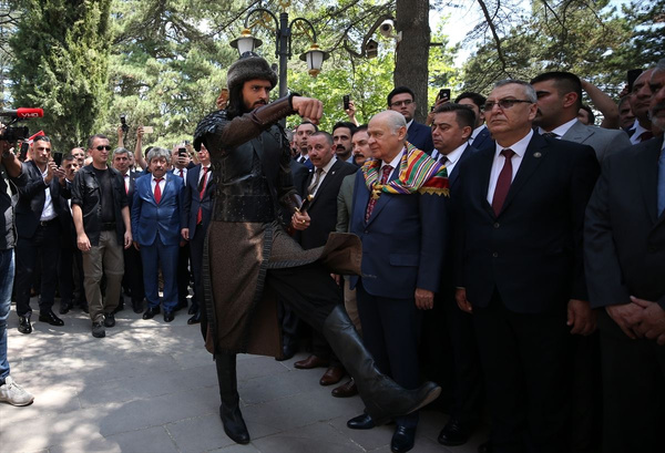 Bahçeli Ertuğrul Gazi Türbesi'ni ziyaret etti "Saygı Nöbeti" değişimini izledi - Sayfa 4