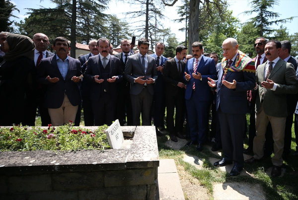 Bahçeli Ertuğrul Gazi Türbesi'ni ziyaret etti "Saygı Nöbeti" değişimini izledi - Sayfa 3