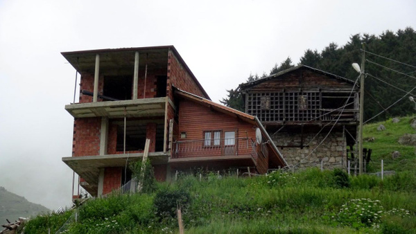 Rize'de miras kalan evde anlaşmayınca motorlu testereyle ikiye böldürdüler - Sayfa 2
