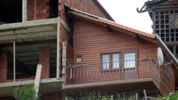 Rize'de miras kalan evde anlaşmayınca motorlu testereyle ikiye böldürdüler - Sayfa 1