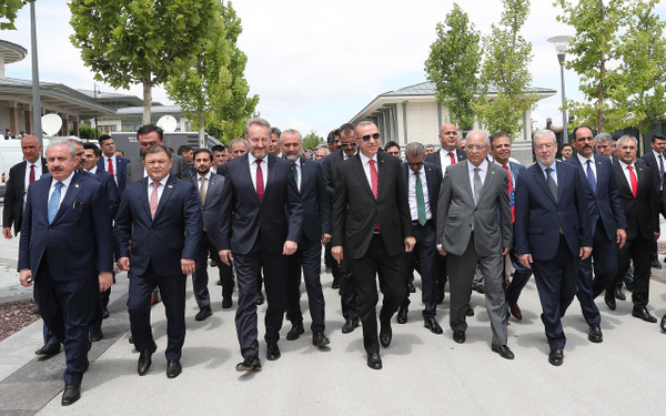 Cumhurbaşkanı Erdoğan, şehitler için Kur’an-ı Kerim okudu - Sayfa 1