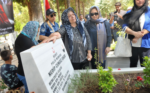 15 Temmuz şehidinin annesi ağıtlarıyla yürekleri dağladı - Sayfa 1