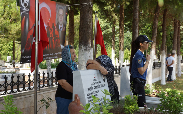 15 Temmuz şehidinin annesi ağıtlarıyla yürekleri dağladı - Sayfa 4