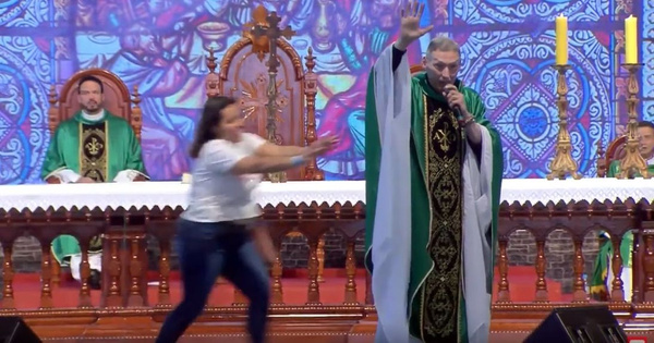 Şişmanlar cennete gidemez diyen rahibi şişman bir kadın rezil etti - Sayfa 1