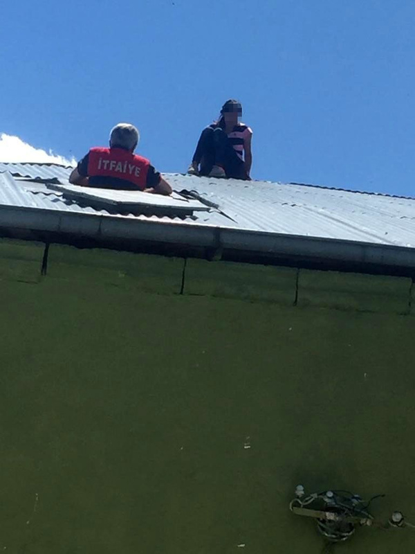 Kars'ta intihar etmek isteyen kız çocuğu itfaiye eri tarafından böyle kurtarıldı - Sayfa 1
