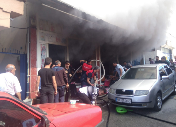 Çorum'daki tekstil mağazası kullanılmaz hale geldi! Ürünler apar topar dışarı çıkarıldı - Sayfa 3