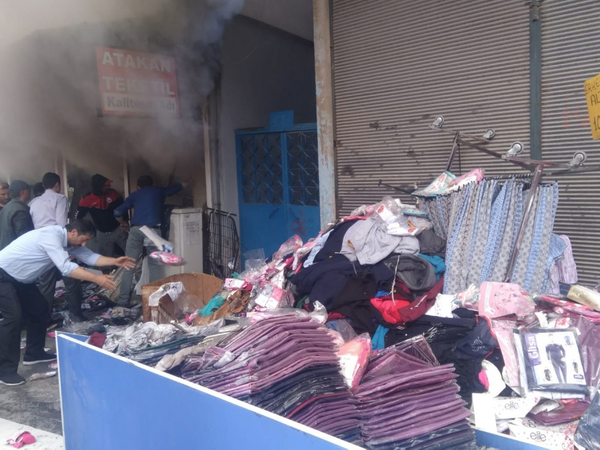 Çorum'daki tekstil mağazası kullanılmaz hale geldi! Ürünler apar topar dışarı çıkarıldı - Sayfa 4