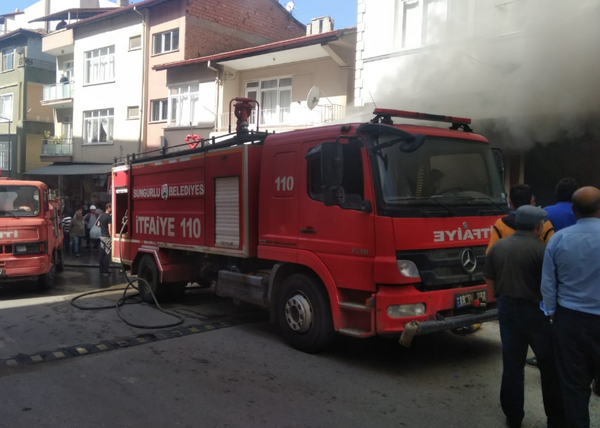 Çorum'daki tekstil mağazası kullanılmaz hale geldi! Ürünler apar topar dışarı çıkarıldı - Sayfa 2