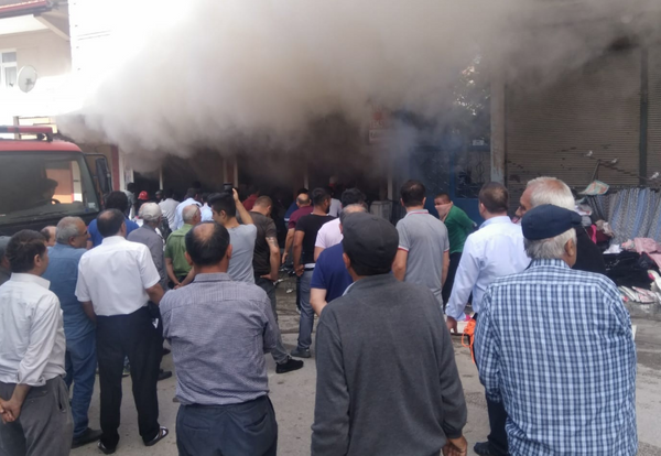 Çorum'daki tekstil mağazası kullanılmaz hale geldi! Ürünler apar topar dışarı çıkarıldı - Sayfa 1