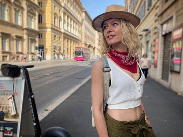 Bikinili yakalanınca olay olan Burcu Biricik kırmızı mini elbisesiyle dans etti! - Sayfa 1